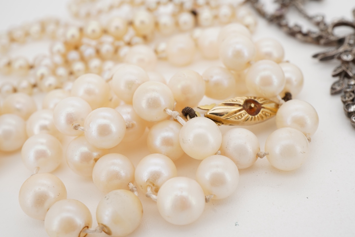 An early 20th century French white metal and three colour paste set drop pendant necklace, 46cm, together with two cultured pearl necklaces, both with 9ct clasps, both approx. 44cm, one a.f.